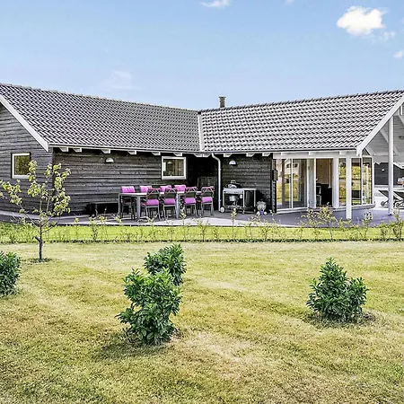 Four-bedroom With A Fireplace In Hébergement de vacances